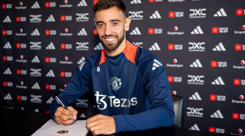 Fernandes signs new man Utd contract ubtil june 2027